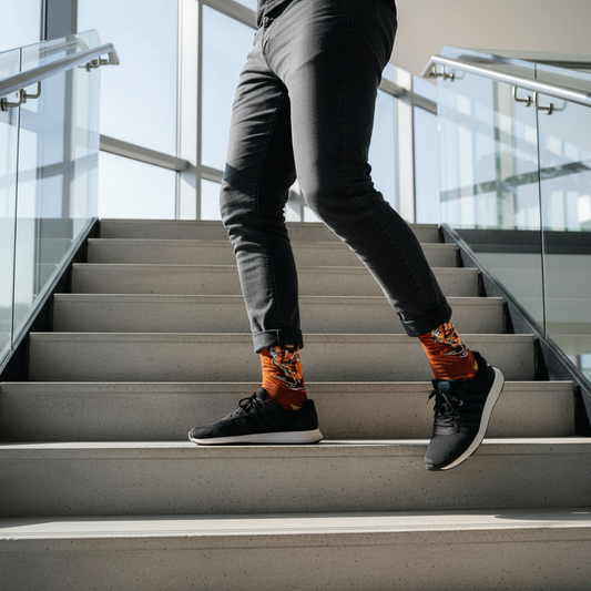 Calcetines KIUO Astronauta en Marte - subiendo escaleras edificio Santiago