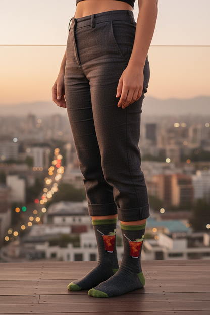 Calcetines Traguito - Plano general rooftop bar atardecer