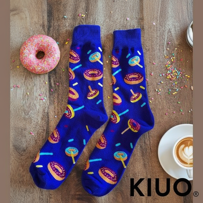 Calcetines KIUO Donuts - flat lay editorial mesa café con donut y sprinkles