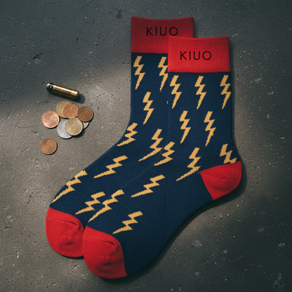 Calcetines Rayos flat lay sobre concreto oscuro