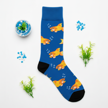 Calcetines Peces Felices flat lay con props acuáticos