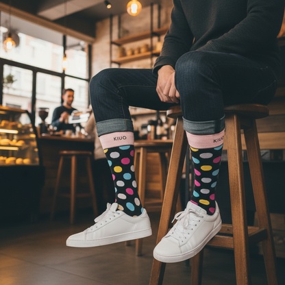 Calcetines KIUO Dots - escena café Santiago piernas colgando