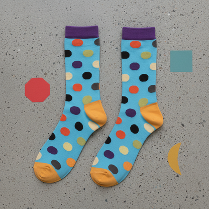 Calcetines Puntos Celeste flat lay par sobre cemento