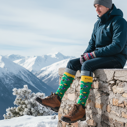 Calcetines KIUO Alce Sueco - diseño nórdico de alce en muro nevado de montaña