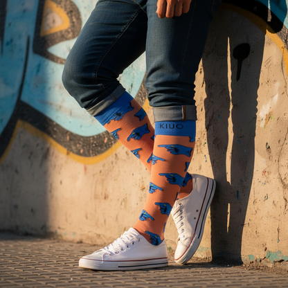 Calcetines KIUO Dedos - piernas musculosas apoyado en muro graffiti